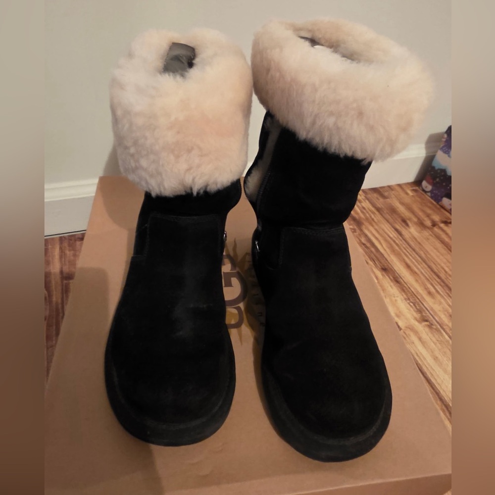 Uggs Women's Fairfax ll Black and Cream Shearling Boots Size 6